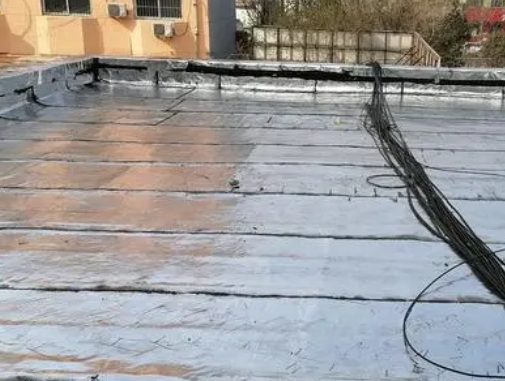 阿拉善左卫生间漏水维修公司分享下阿拉善左屋面楼顶防水刚性防水层施工要点。